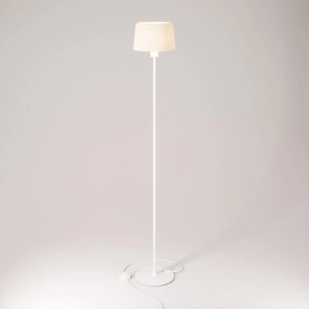 MAG-Y floor lamp with round metal base and Athena shade - Matt White