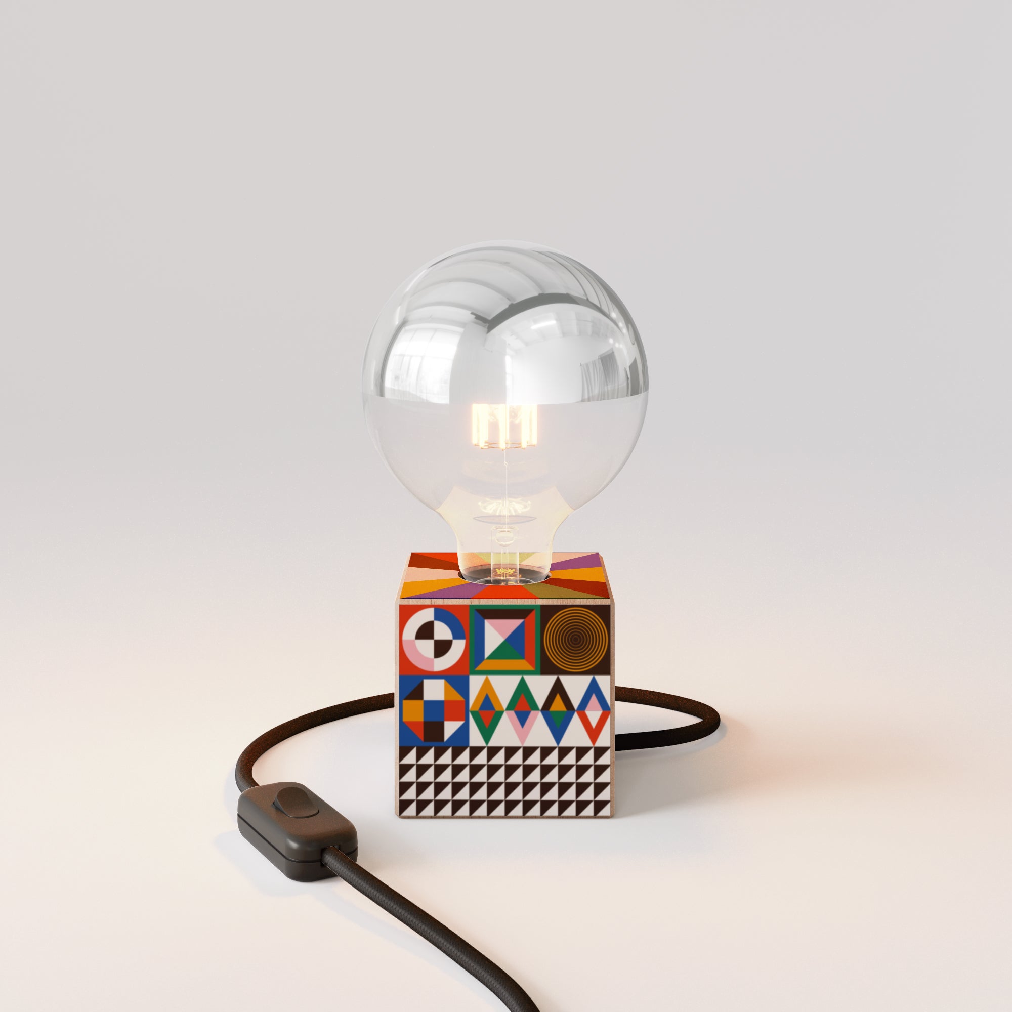 Lampada da tavolo Cubetto con spina inglese e lampadina globo mezza sfera argento - PosterLad