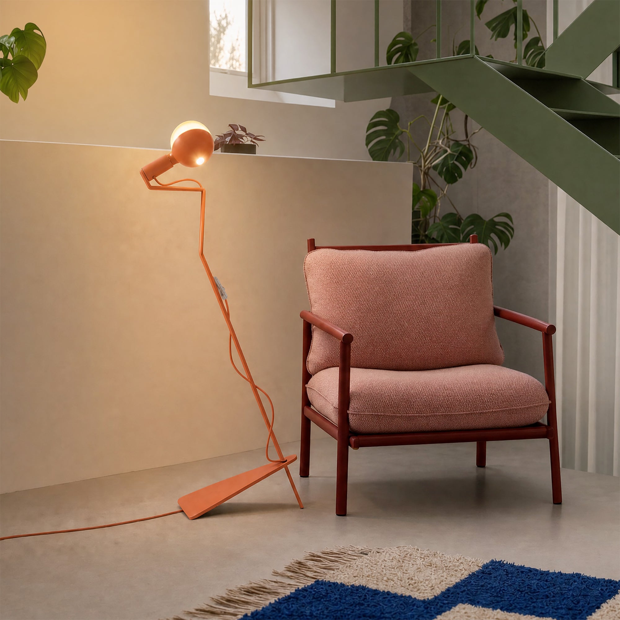 Lampada da terra inclinabile con lampadina LED G125 verniciata e spina UK - Mario Talia - Arancione