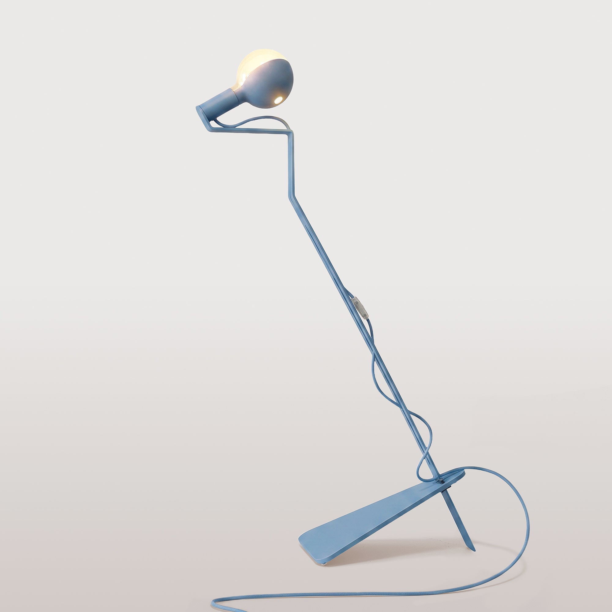 Lampada da terra inclinabile con lampadina LED G125 verniciata e spina UK - Mario Talia - Blu
