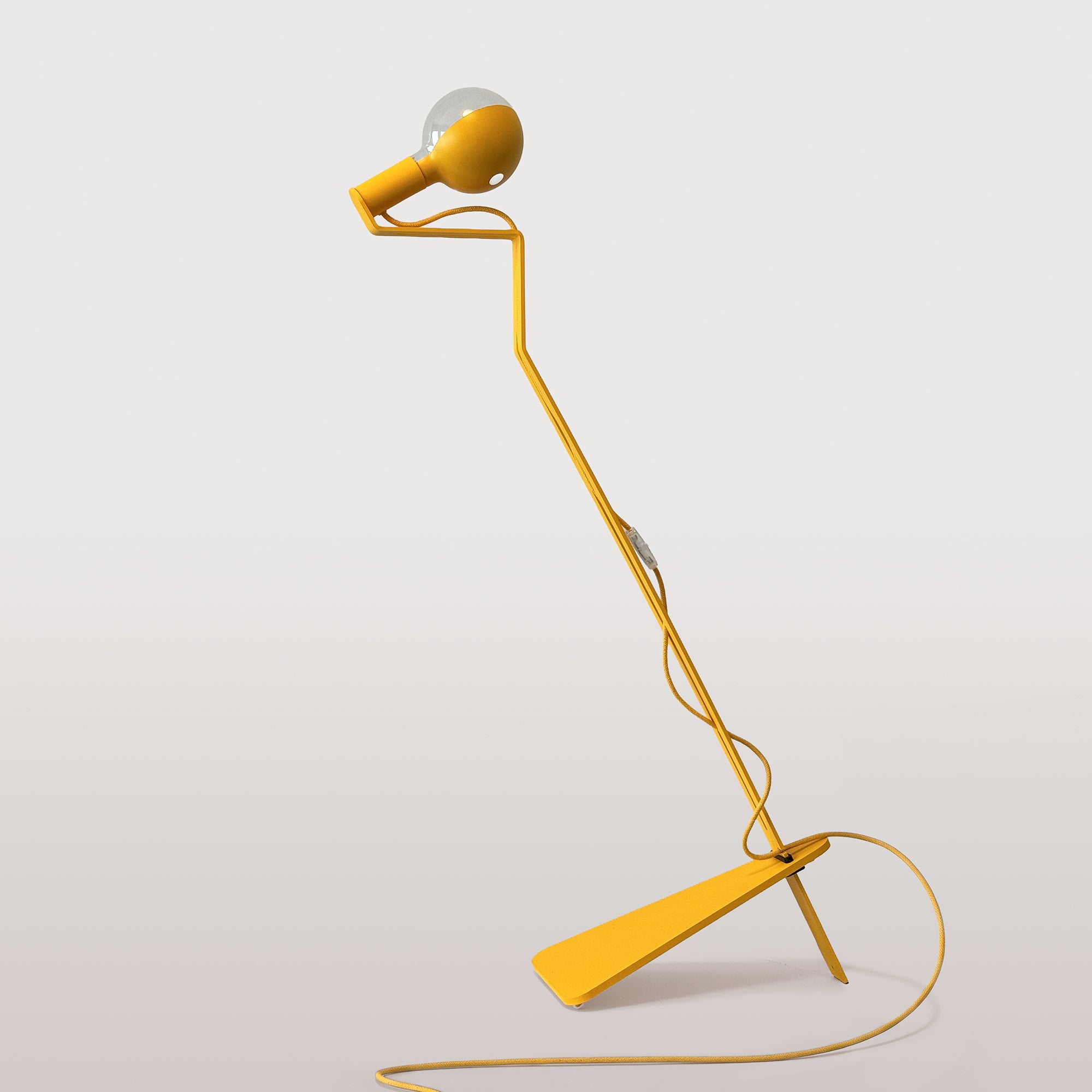 Lampada da terra inclinabile con lampadina LED G125 verniciata e spina UK - Mario Talia - Giallo