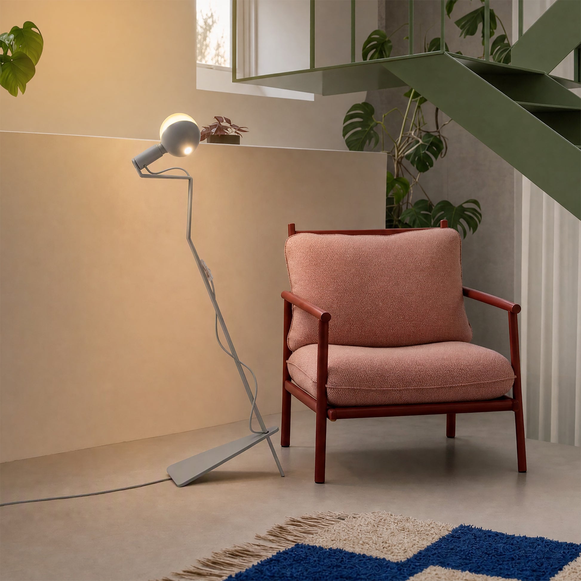 Lampada da terra inclinabile con lampadina LED G125 verniciata e spina UK - Mario Talia - Grigio