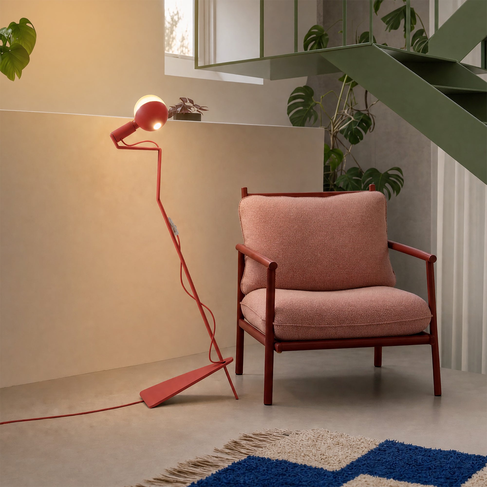 Tiltable floor lamp with painted LED G125 light bulb and UK plug - Mario Talia - Red