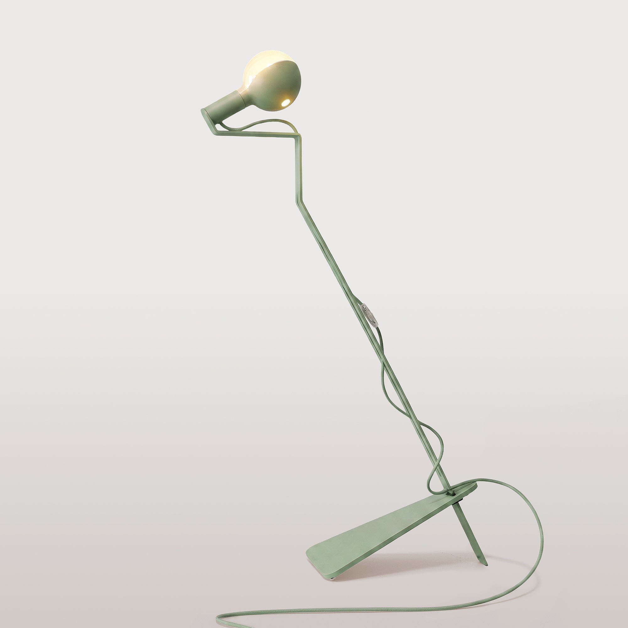 Lampada da terra inclinabile con lampadina LED G125 verniciata e spina UK - Mario Talia - Verde