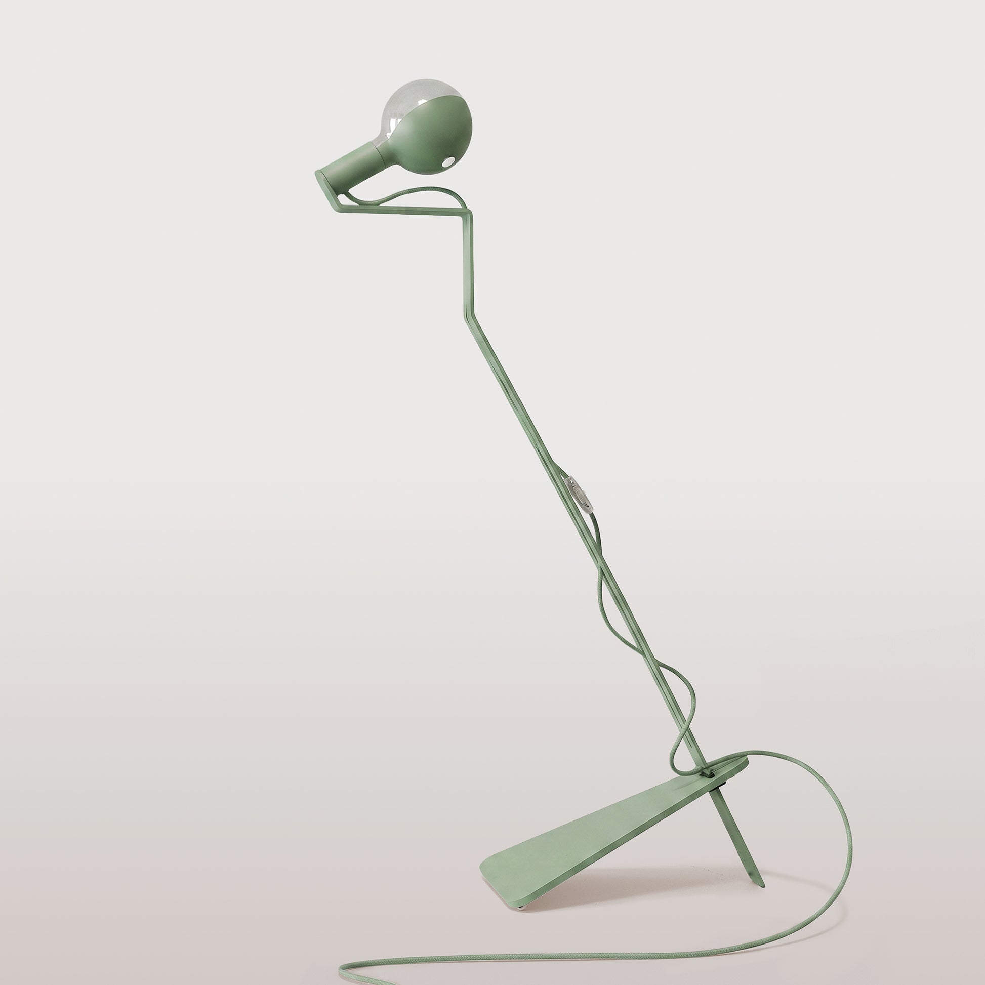 Lampada da terra inclinabile con lampadina LED G125 verniciata e spina UK - Mario Talia - Verde