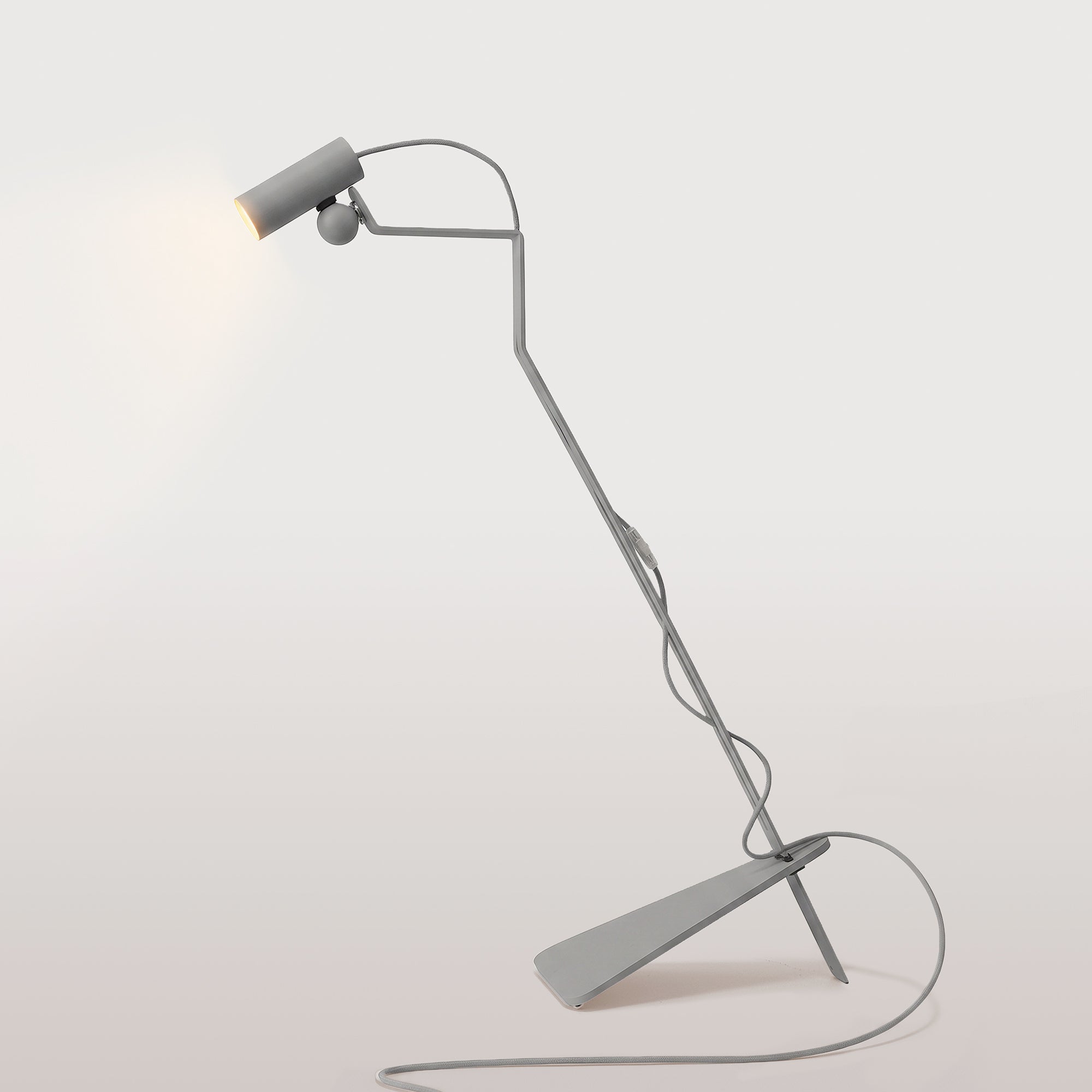 Lampada da terra inclinabile con faretto magnetico orientabile e spina UK - Mario Tubo - Grigio