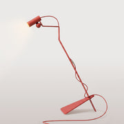 Lampada da terra inclinabile con faretto magnetico orientabile e spina UK - Mario Tubo - Rosso