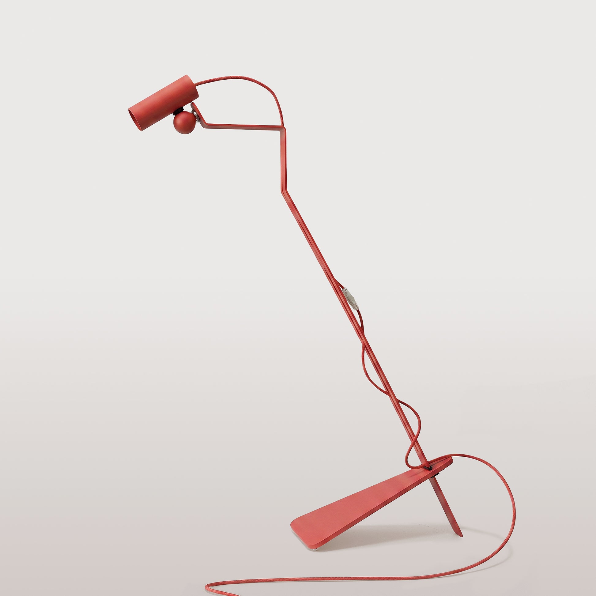 Lampada da terra inclinabile con faretto magnetico orientabile e spina UK - Mario Tubo - Rosso