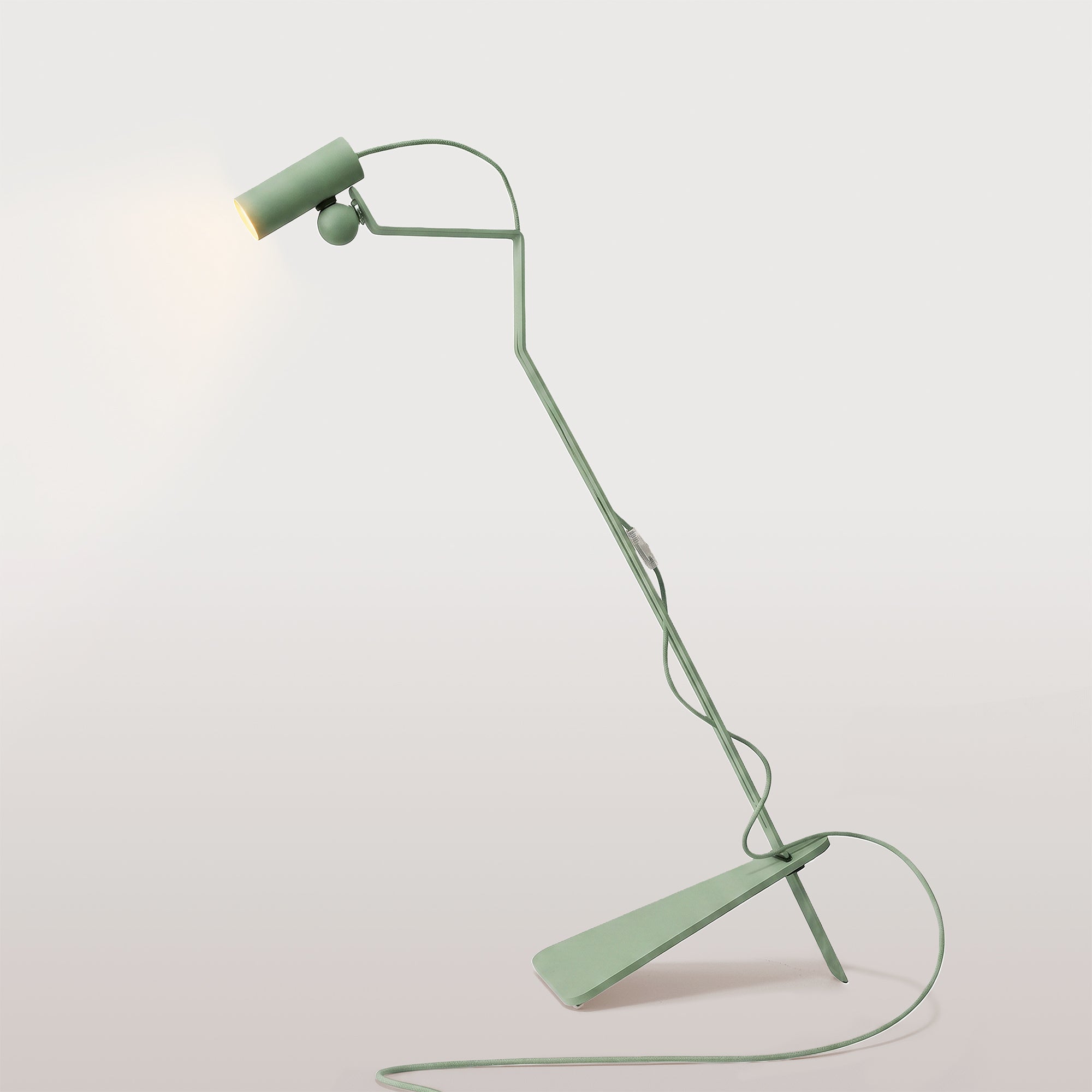 Lampada da terra inclinabile con faretto magnetico orientabile e spina UK - Mario Tubo - Verde