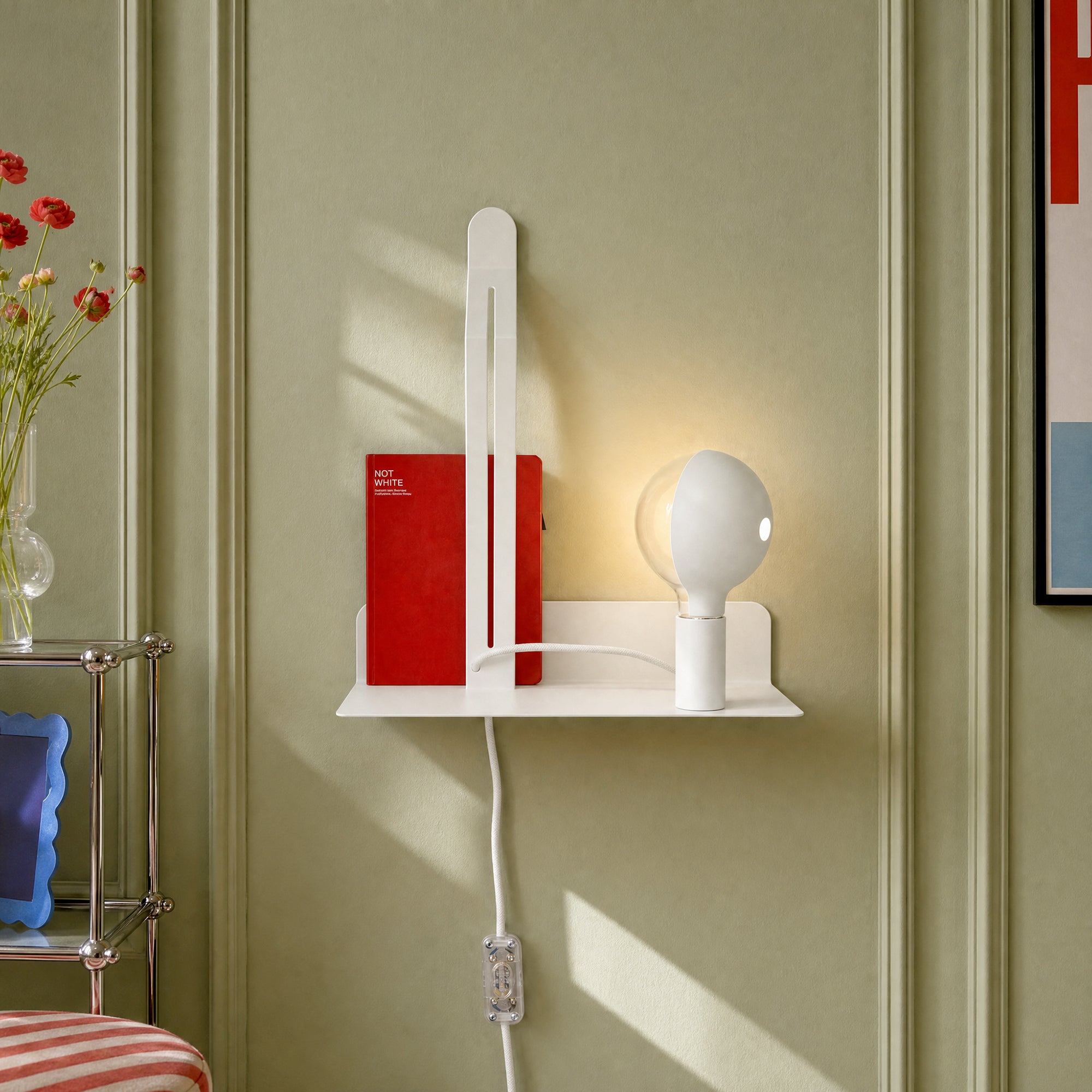 Lampada da parete con mensola, lampadina LED G125 verniciata e spina UK - Murio Talia - Bianco