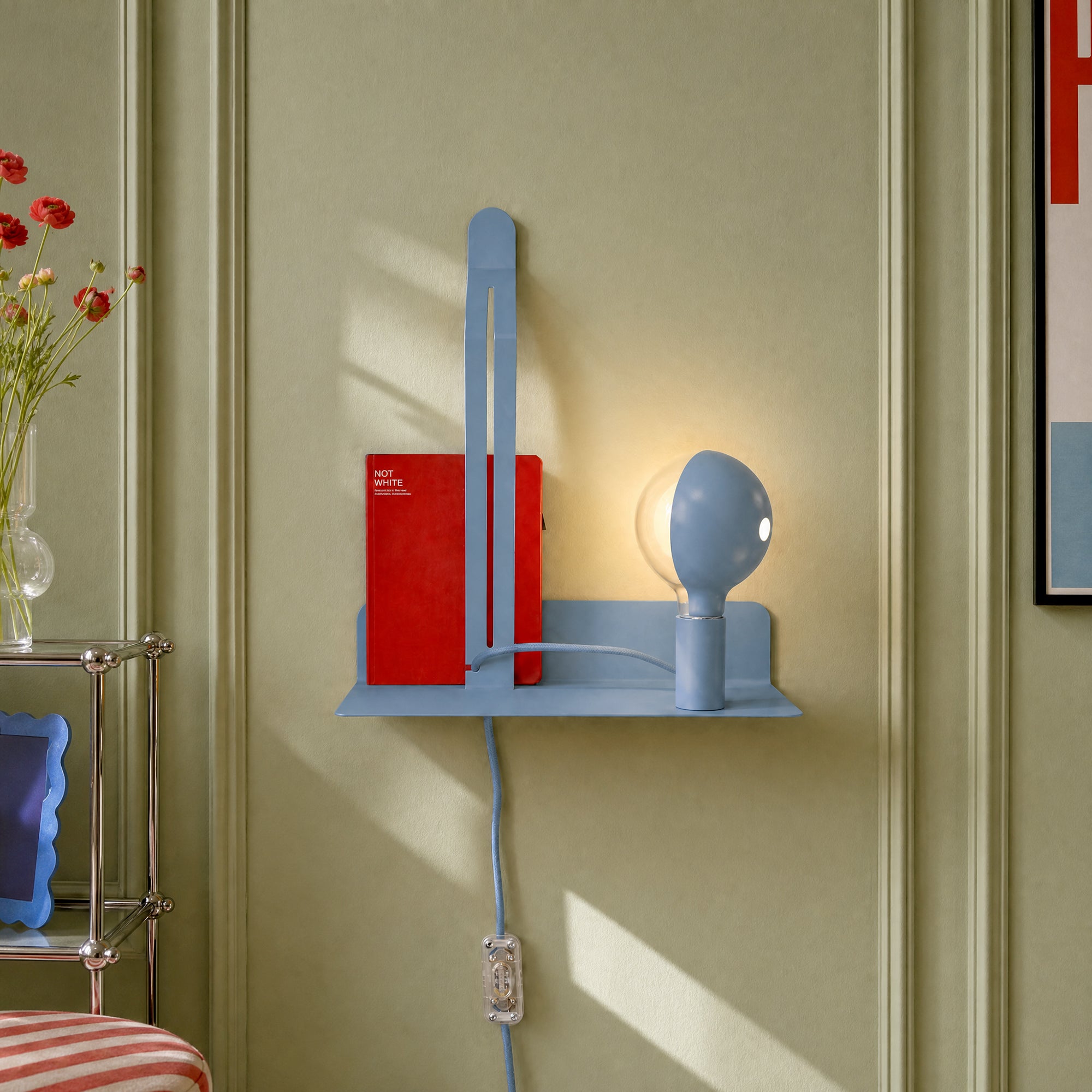 Wall lamp with shelf, painted LED G125 light bulb, and UK plug - Murio Talia - Blue