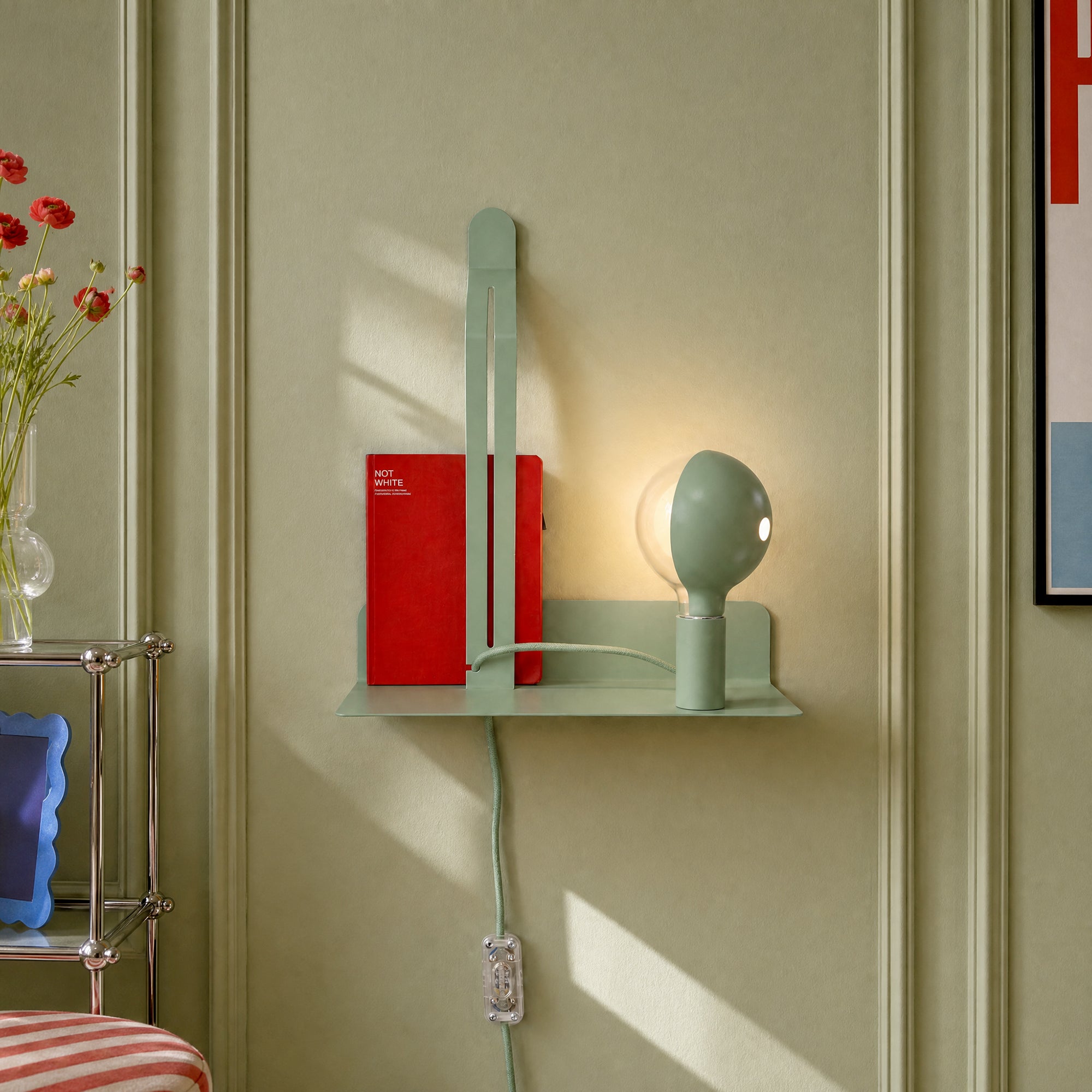 Wall lamp with shelf, painted G125 LED Light bulb and UK Plug - Murio Talia - Green
