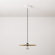 Lampada a sospensione completa di cavo tessile, paralume in legno UFO double-face e finiture in metallo - Carolina Zuniga