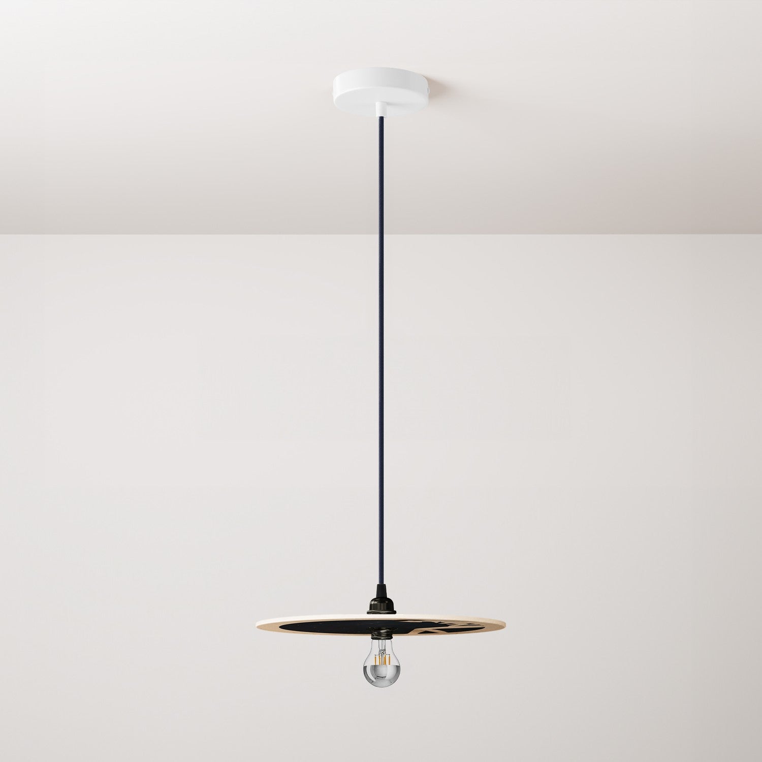 Lampada a sospensione completa di cavo tessile, paralume in legno UFO double-face e finiture in metallo - Chiara Fucà