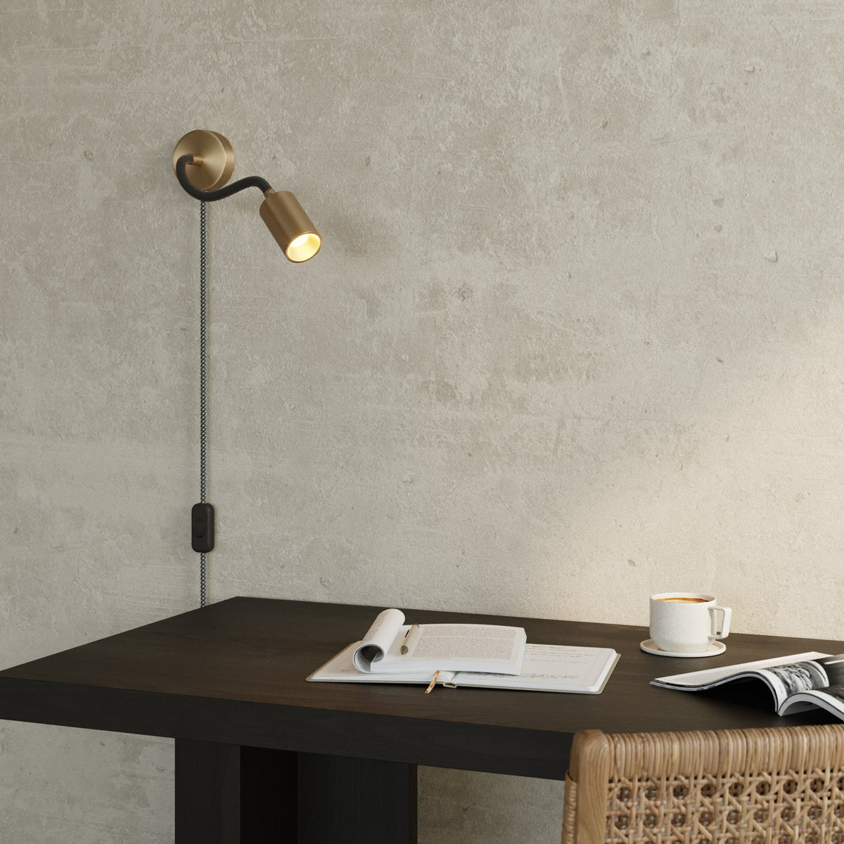 Lampada con spina UK e braccio snodabile, faretto Spotlight GU10 Bispot - Bronzo satinato / Nero - Creative Cables