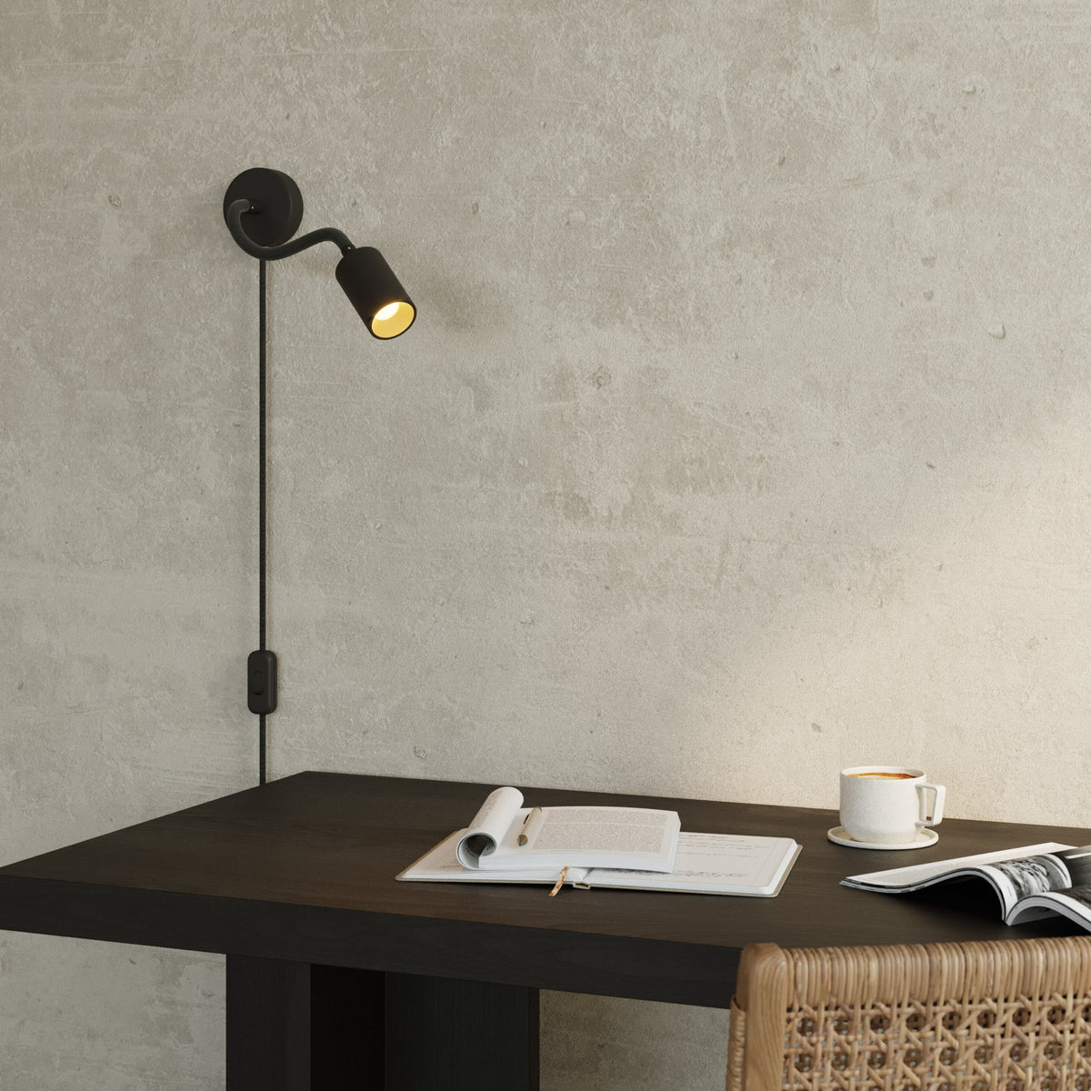 Lampada con spina UK e braccio snodabile, faretto Spotlight GU10 Bispot - Nero - Creative Cables