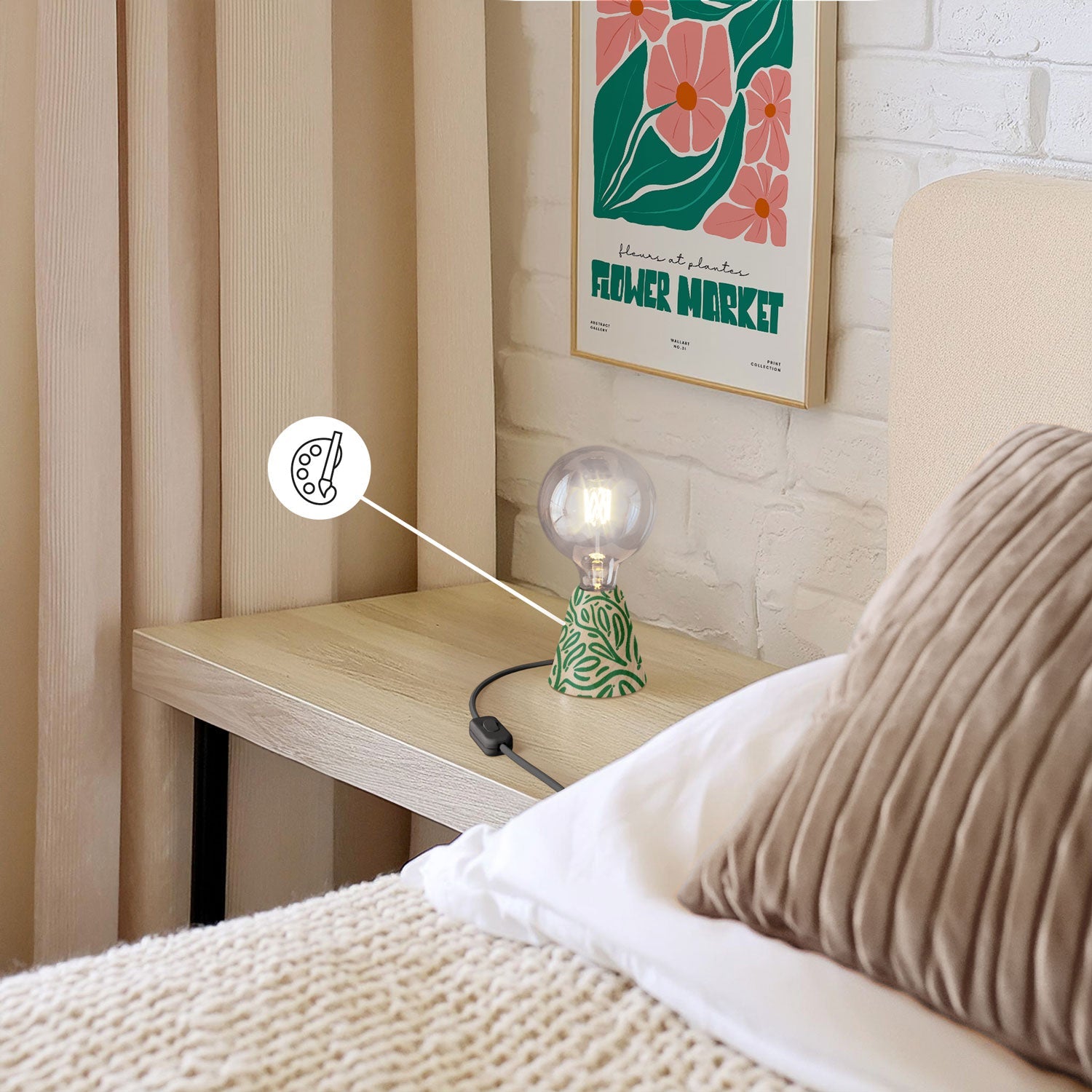 Lampada da tavolo con base in ontano, lampadina trasparente, cavo RM04 e spina UK