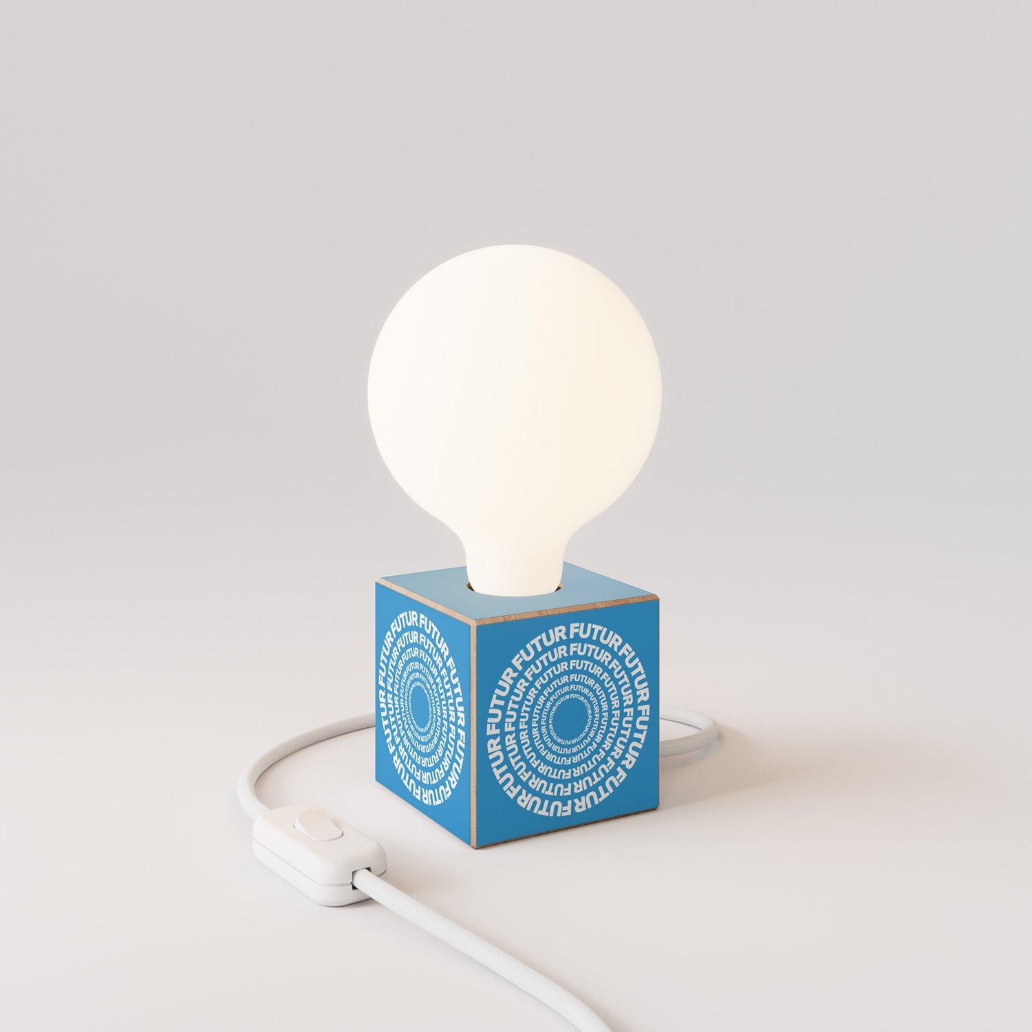 Lampada da tavolo Cubetto "Futur" con spina inglese e lampadina globo effetto porcellana - Futur festival