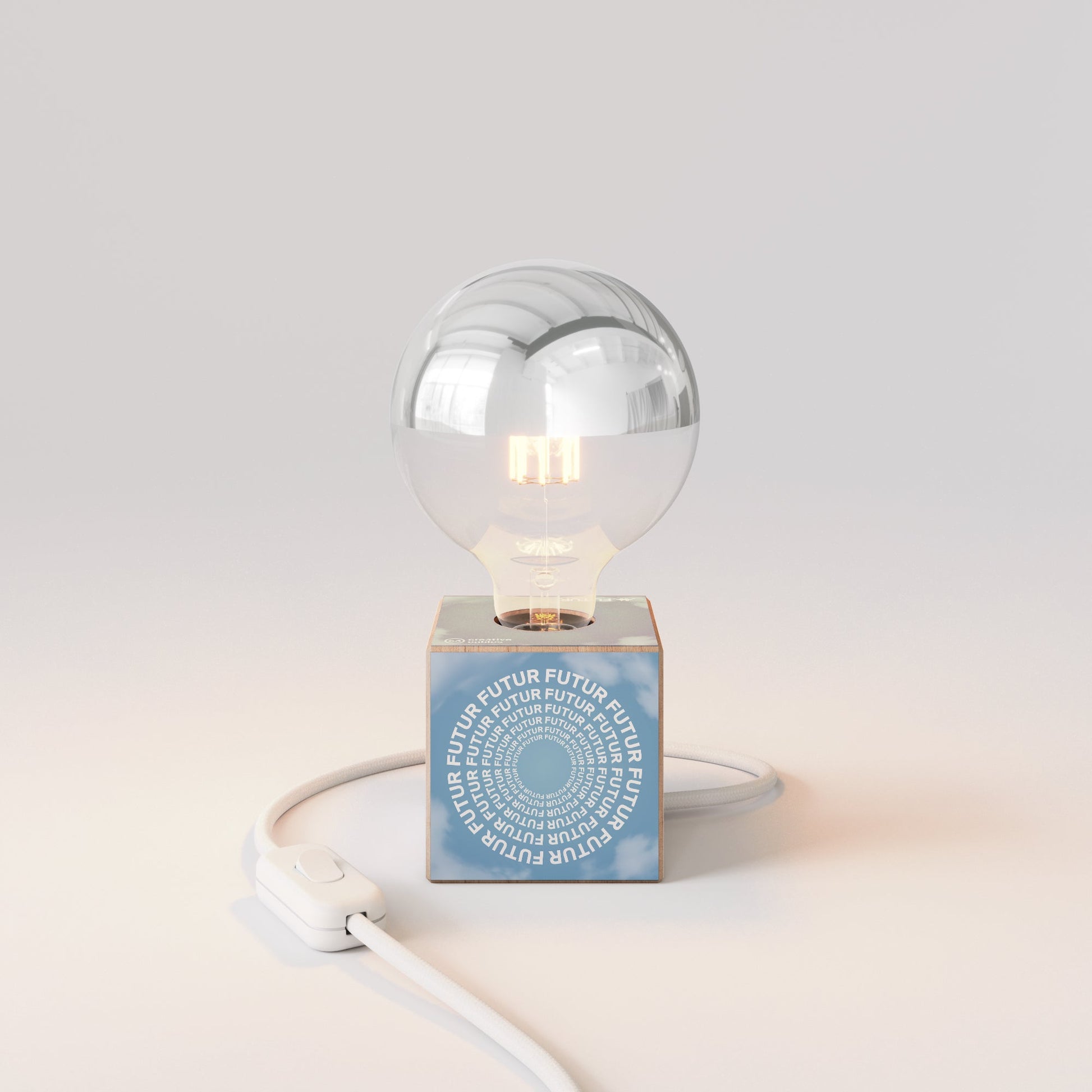 Lampada da tavolo Cubetto "Futur" con spina inglese e lampadina globo mezza sfera argento - Futur Festival