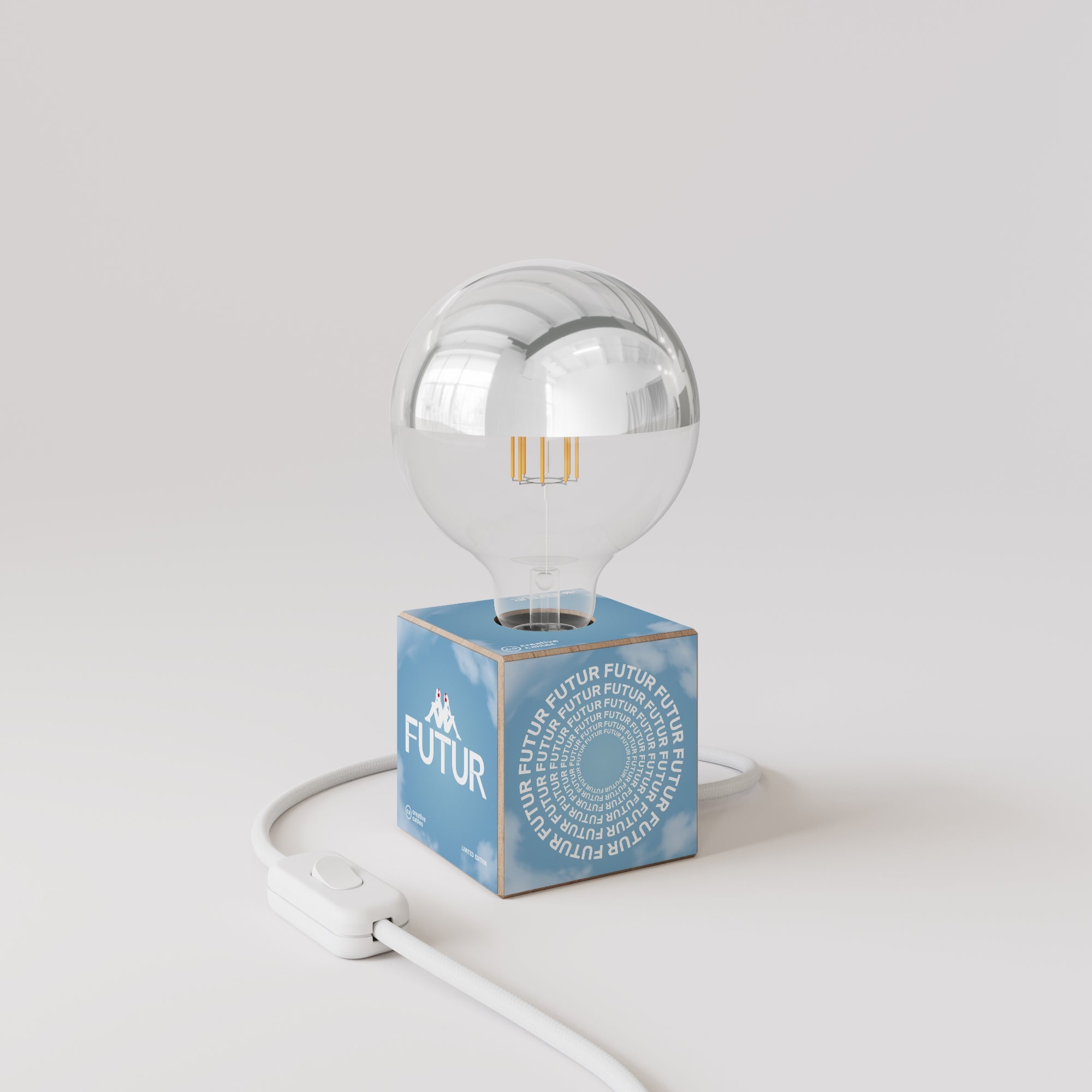 Lampada da tavolo Cubetto "Futur" con spina inglese e lampadina globo mezza sfera argento - Futur Festival
