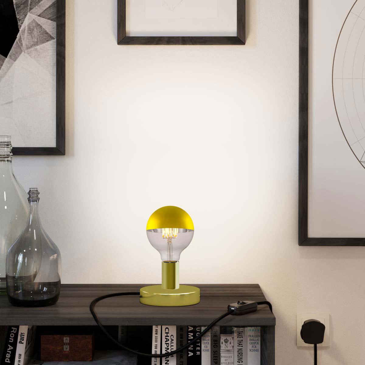 Lampada da tavolo Posaluce Half Cup in metallo e spina UK - Ottone Interruttore