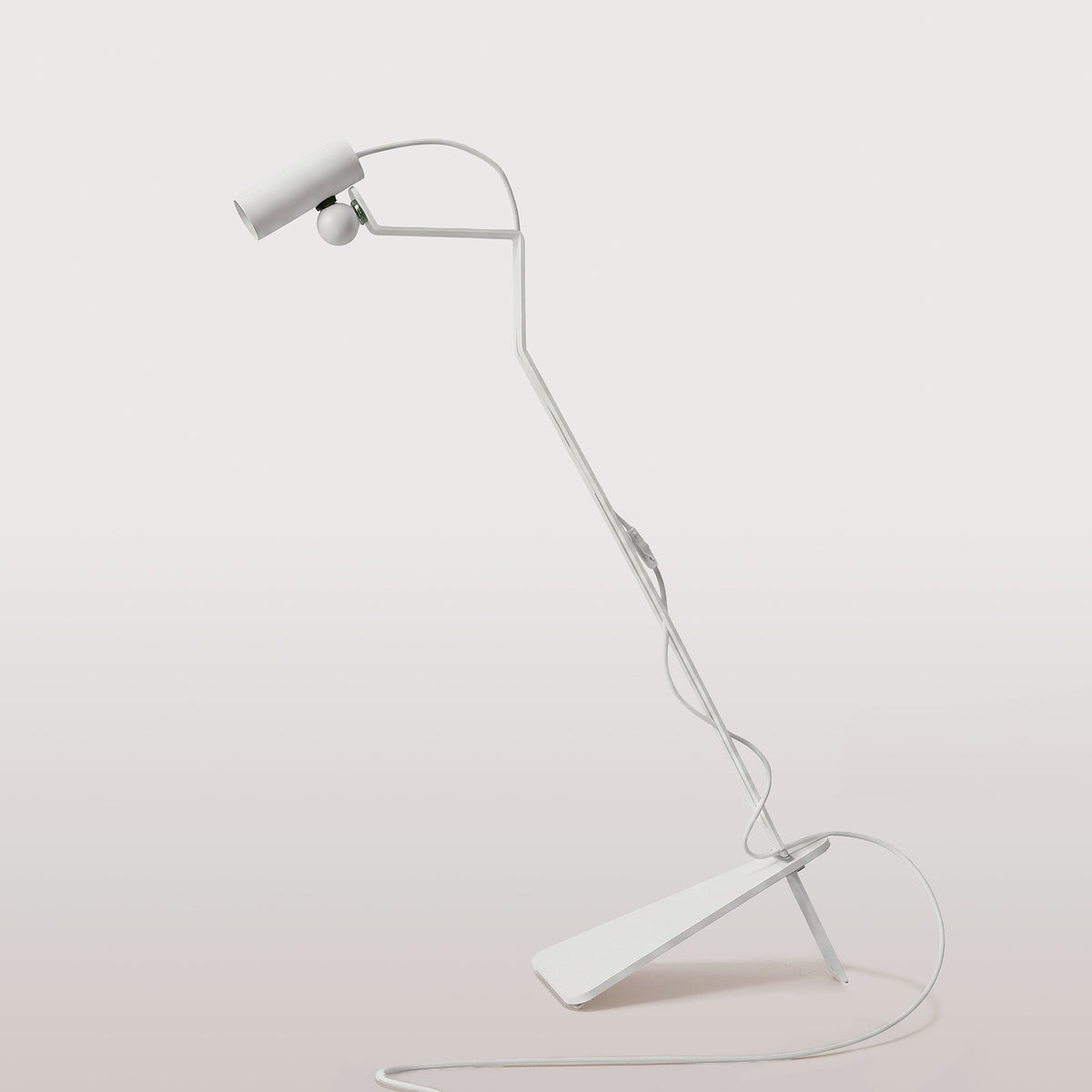 Lampada da terra inclinabile con faretto magnetico orientabile e spina UK - Mario Tubo - Bianco