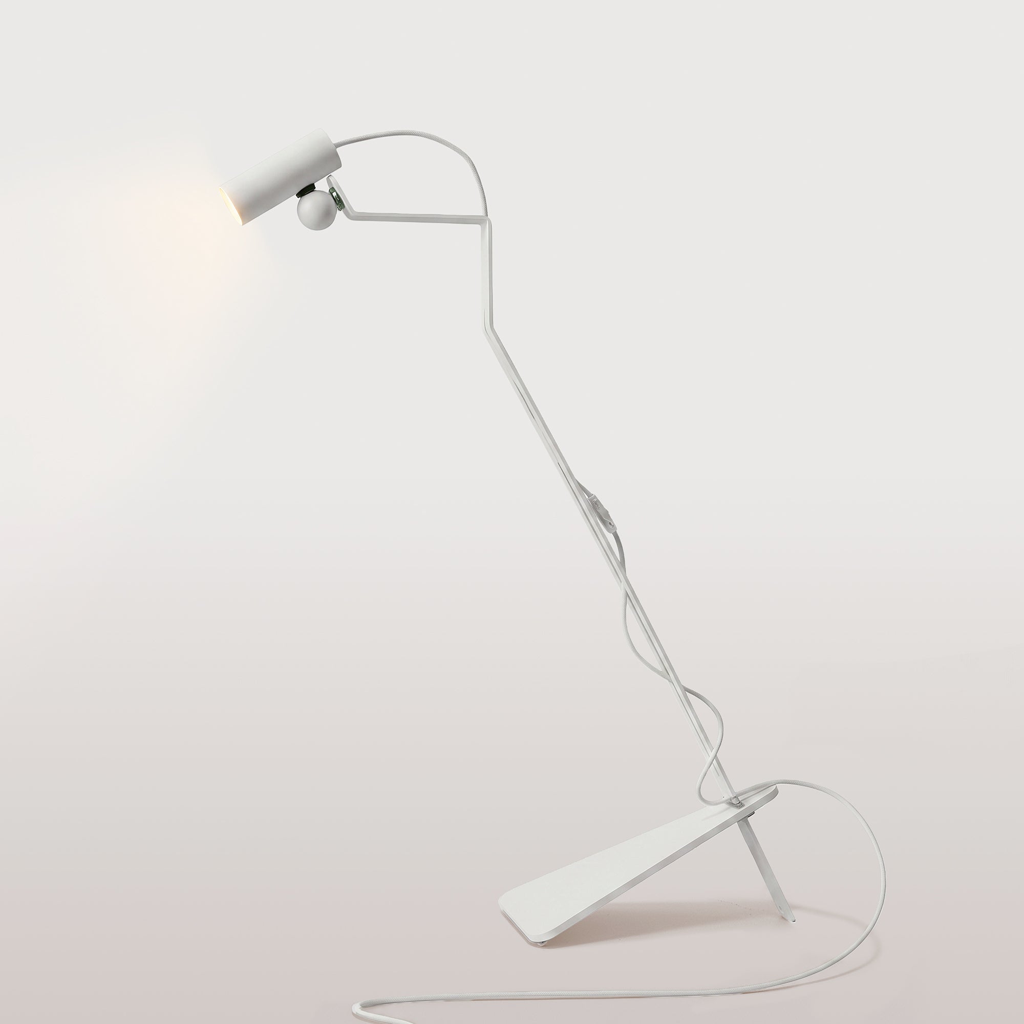 Lampada da terra inclinabile con faretto magnetico orientabile e spina UK - Mario Tubo - Bianco - Creative Cables