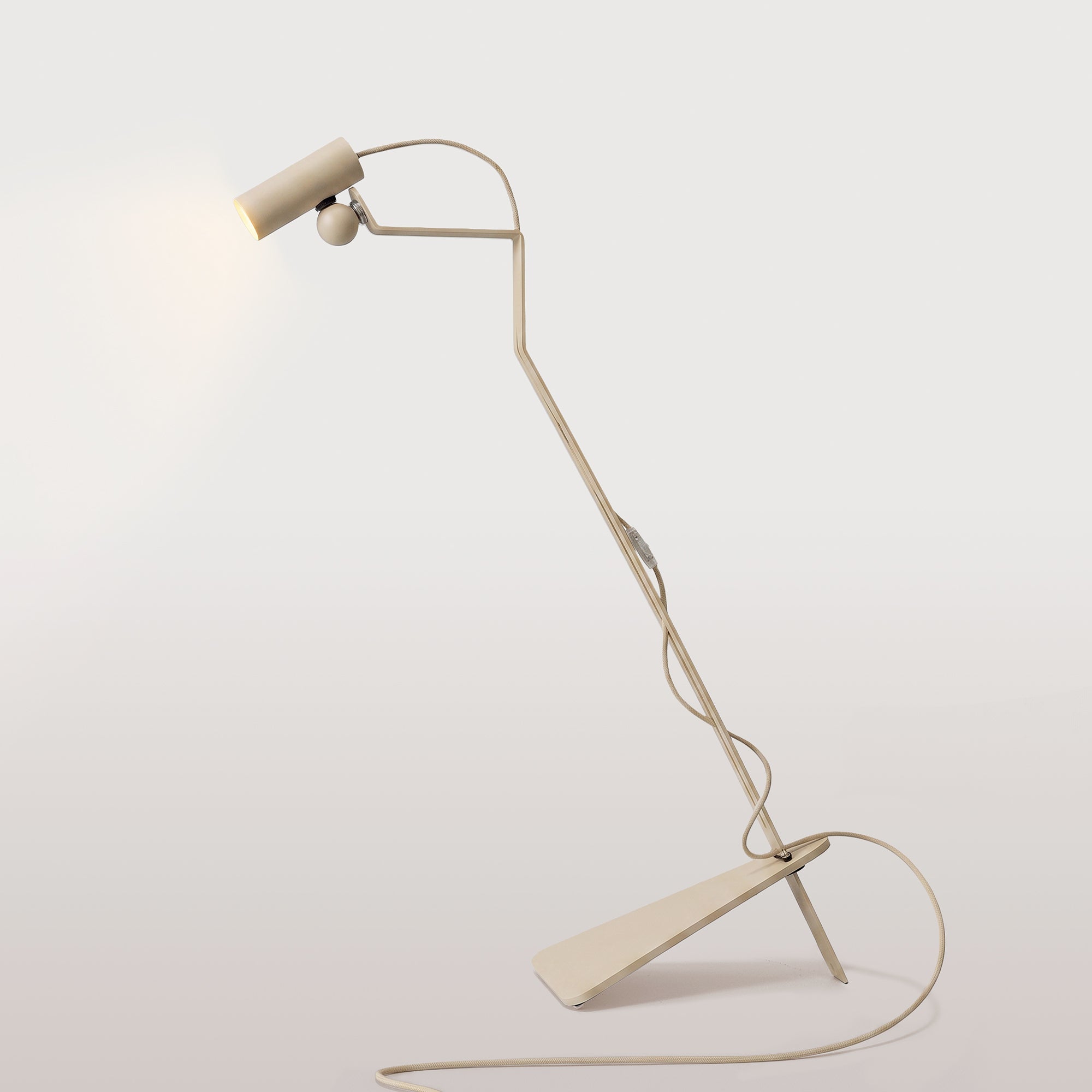 Lampada da terra inclinabile con faretto magnetico orientabile e spina UK - Mario Tubo - Panna - Creative Cables