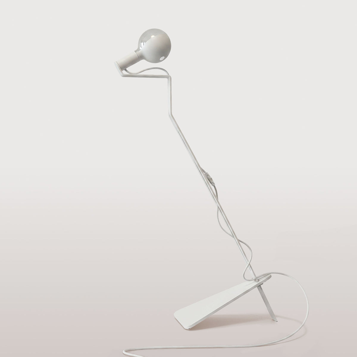 Lampada da terra inclinabile con lampadina LED G125 verniciata e spina UK - Mario Talia - Bianco