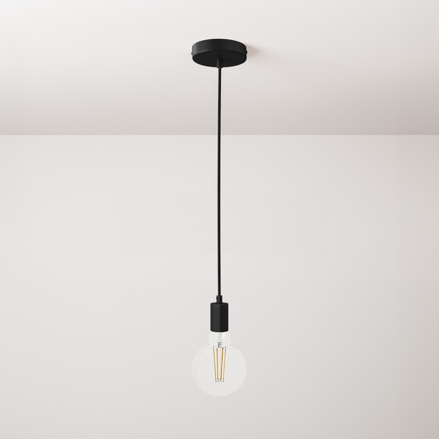 Lampada a sospensione completa di cavo tessile e finiture in metallo monocromatiche - Nero
