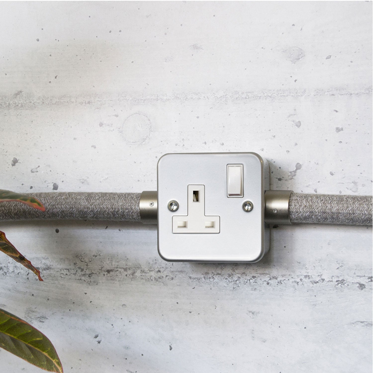 Scatola da parete in metallo con presa inglese e interruttore per Creative-Tube