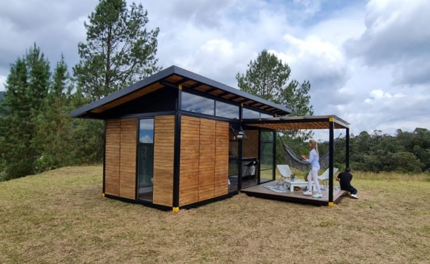 Mini house in Colombia: small, ecological and... rich in lights